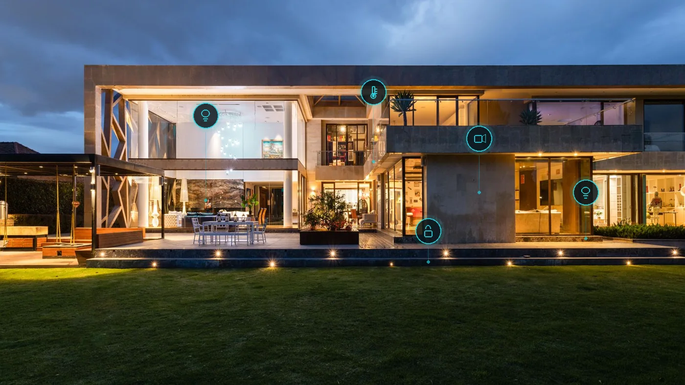 Casa moderna iluminada ao anoitecer, com marcadores indicando os pontos automatizados: iluminação, climatização, câmera e fechadura